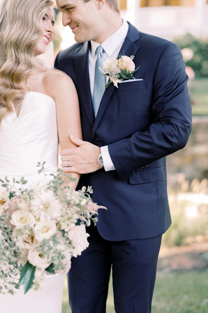 Bridal bouquet and groom boutonniere