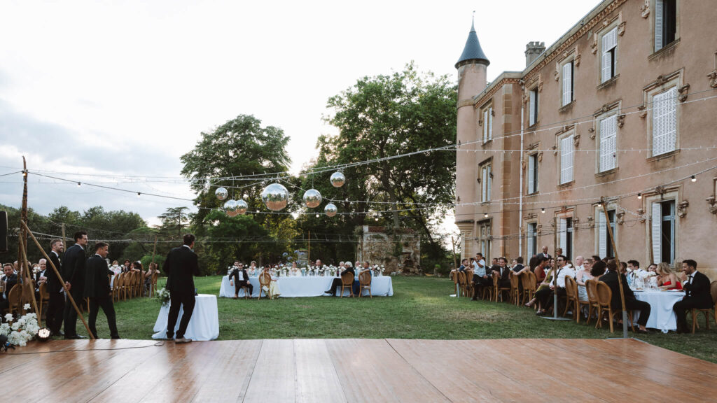 Al fresco wedding reception outside Château de Sibra